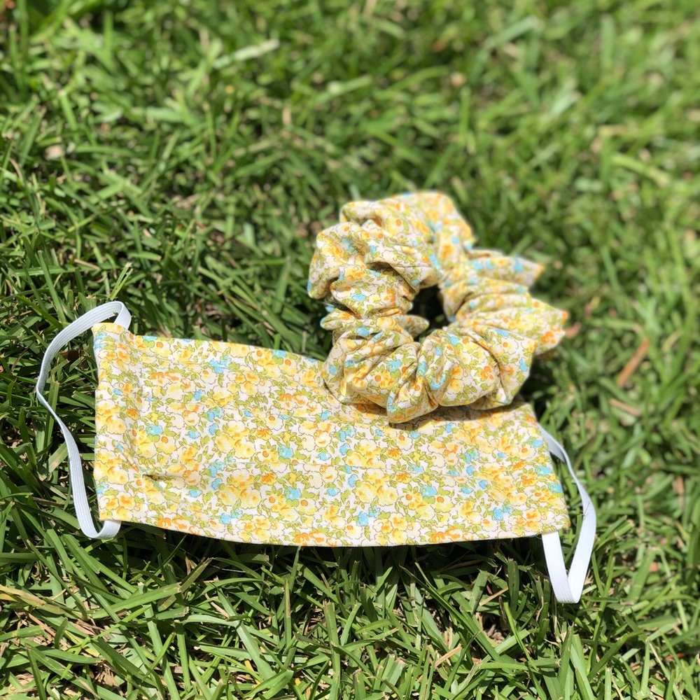 Floral face mask and scrunchie set